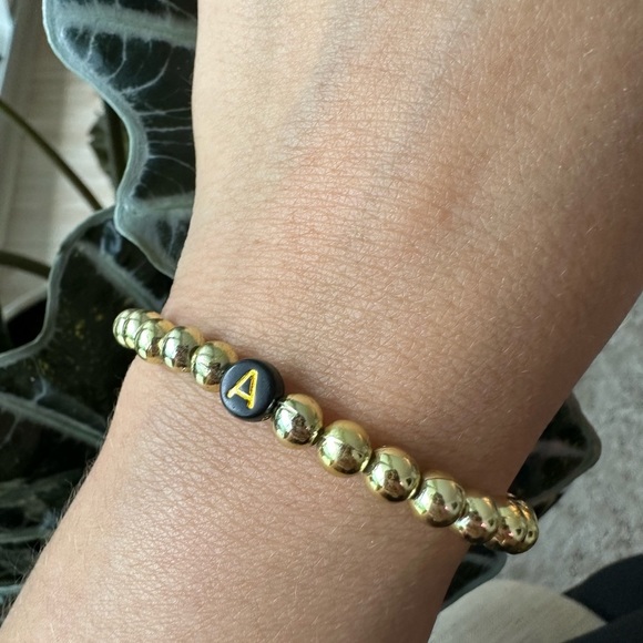 Initial bracelet, gold beaded bracelet, letter bracelet, elastic bracelet - Picture 1 of 2